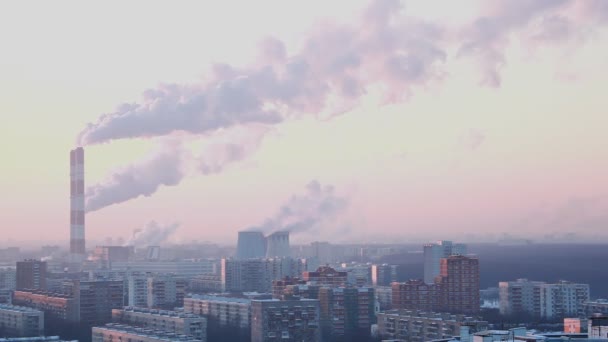 Centrale thermique municipale en ville fume dans le ciel — Video