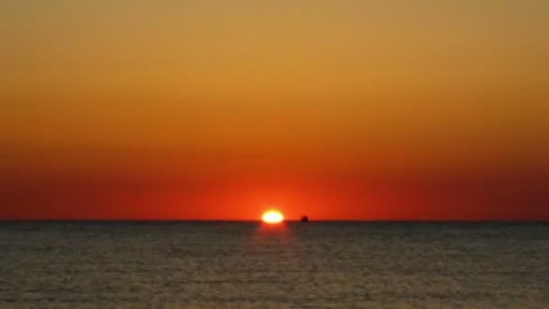 Lever de soleil en mer, sur les flotteurs des navires de mer . — Video