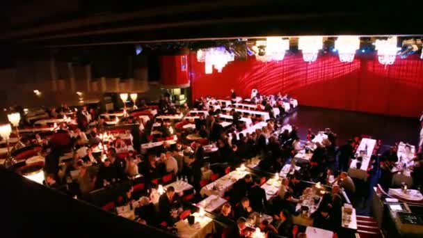 En restaurante en el espectáculo cancan Lido, panning, París, Francia . — Vídeos de Stock