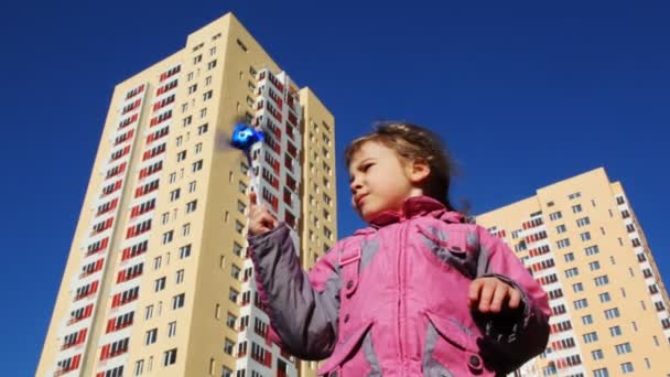 Дівчина запускає іграшковий вертоліт — стокове відео