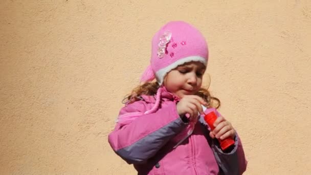 Girl inflate housing bubbles in yard — Stock Video