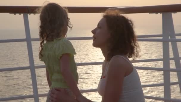 母亲和游轮的甲板上的女孩 — 图库视频影像