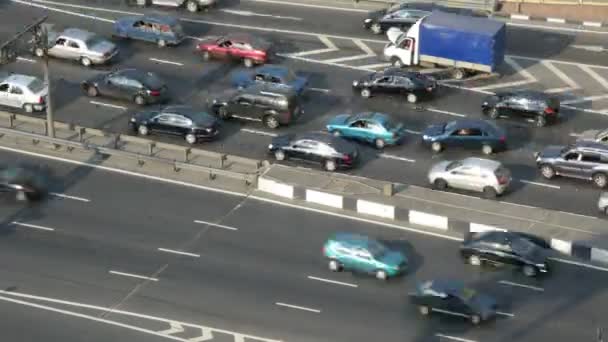 Partie de l'autoroute rapide dans une ville, journée ensoleillée . — Video