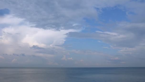 Zonnige dag op zee, wolken verplaatsen aan de hemel. — Stockvideo