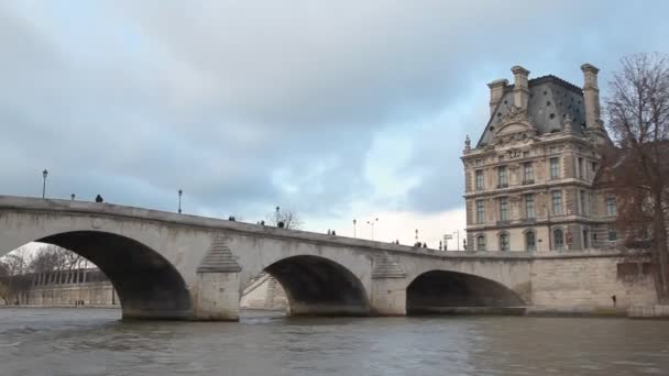 Вид с лодки, движущейся по реке Мбаппе рядом с мостами Пон-Рояль и Лувр, Париж — стоковое видео