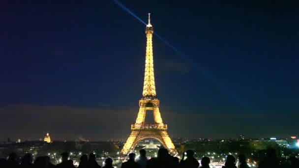 Nacht Eiffeltoren met verlichting en zoeklichten, paris, Frankrijk. — Stockvideo