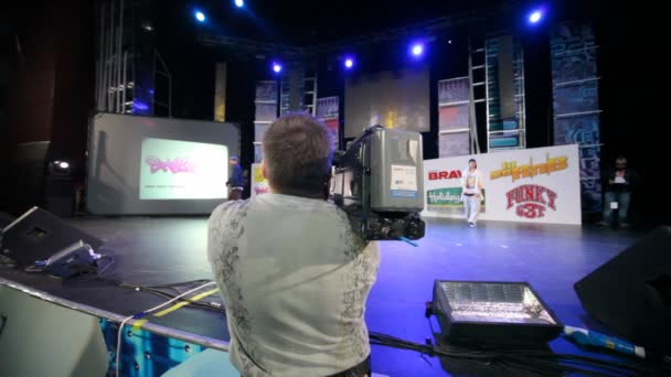 Operator wideo z kamer pracujących w taniec konkurs hip-hopu międzynarodowej - Puchar Rosji — Wideo stockowe