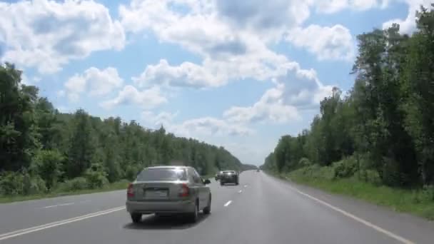 Bewegung auf der russischen Route m3 (Ukrainische Autobahn oder Kiewskoje Autobahn) in Russland. — Stockvideo