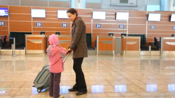 Mujer y niña en el aeropuerto — Vídeo de stock