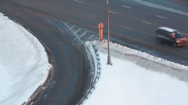 Ruch samochodów na drodze kolei w zimie na autostradzie — Wideo stockowe