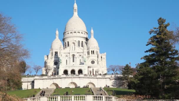 Sacre Coeur Basilica of the Sacred Heart of Jesus Montmartre in Paris, France — Stock Video