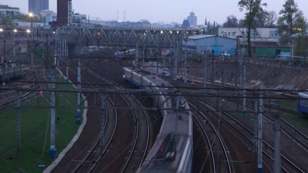 Elektrische Züge bewegt sich auf Schienen, Federn Abend. — Stockvideo