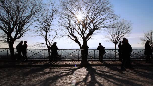 Foto tomada y mira a París desde la colina de Montmartre, París, Francia — Vídeos de Stock