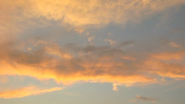 夕焼けの空に雲を移動します。. — ストック動画