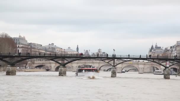 Blick vom Kutter, der sich im Fluss siene bewegt, vorbei an der Brücke "pont des arts", Paris, Frankreich — Stockvideo