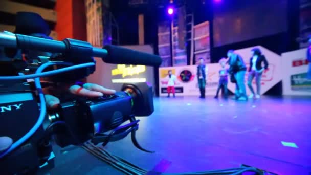 Enfoque en la cámara del operador de vídeo que trabaja en el concurso de baile Hip Hop Internacional - Copa de Rusia — Vídeos de Stock