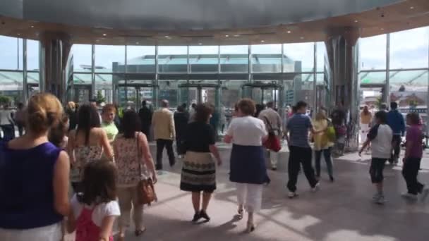 Salir del Centro de Convenciones de Dublín durante el entrenamiento de evacuación en Dublín, Irlanda . — Vídeos de Stock