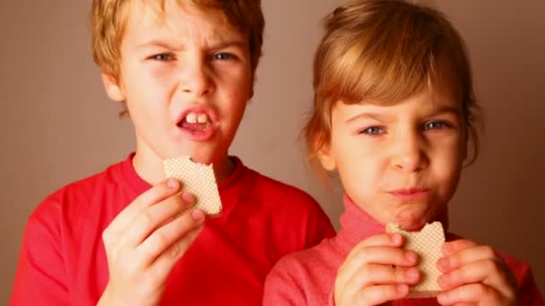 Niños felices comiendo gofres — Vídeo de stock