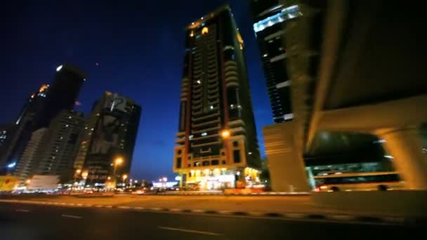 Noční sheikh zayed road, pohledu přes okno jedoucího auta v Dubaji, Spojené arabské emiráty. — Stock video