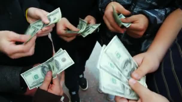 Руки пяти молодых людей пересчитывают стодолларовые купюры — стоковое видео