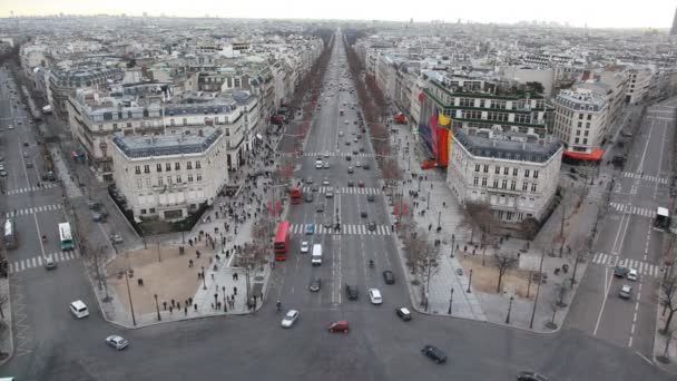 Un sacco di auto e pedoni sulla strada di Parigi, vista da Triumphal Arch — Video Stock