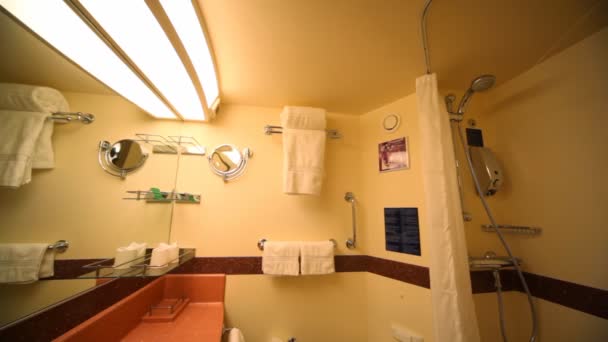Intérieur de la salle de bain en cabine passagers en bateau de croisière 