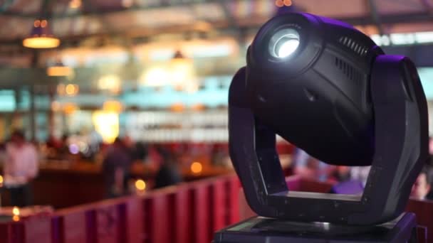 Színes projektor nagy bárban megfordult — Stok video