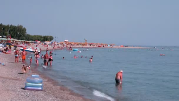 Em uma praia no dia ensolarado de verão em Roma, Itália . — Vídeo de Stock