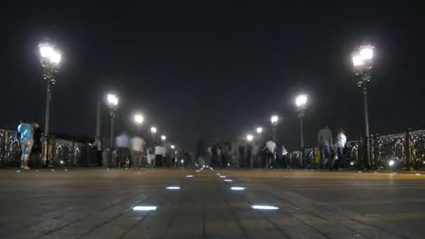 Wandelen op de brug van de patriarshiy in Moskou, Rusland. — Stockvideo