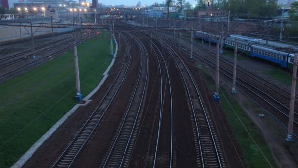 Elektrische treinen beweegt op rails, veren avond. — Stockvideo