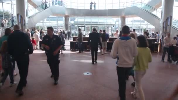 Si sposta all'interno del Convention Centre di Dublino durante l'addestramento all'evacuazione a Dublino, Irlanda . — Video Stock