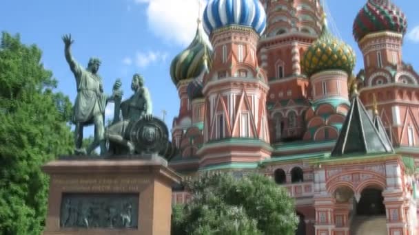 San. Cattedrale di Basilio e monumento a Minin e Pozharsky sulla Piazza Rossa — Video Stock