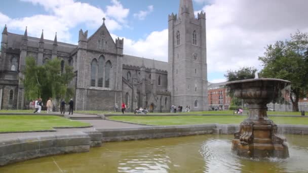 Fontána v parku u velké Saint Patrick katedrála v Dublinu — Stock video