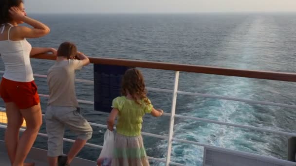 Мать с сыном и девочкой стоит на палубе корабля — стоковое видео