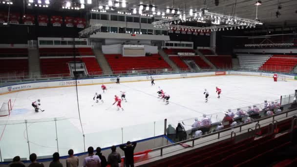 Momento peligroso en la red "Almaz" en el partido de hockey junior "Spartak" - "Almaz " — Vídeo de stock