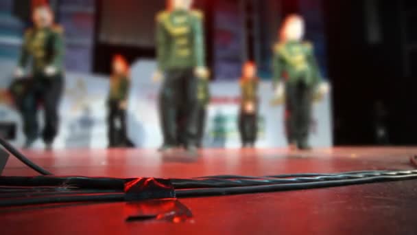 Focus on wires of audio equipment on floor of stage during dance routine — Stock Video