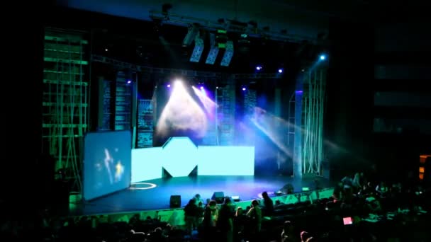 Пустая сцена концертного зала во время антракта шоу — стоковое видео