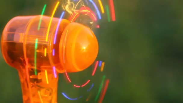 Närbild skott mini fläktar med led ljus party på gräs — Stockvideo
