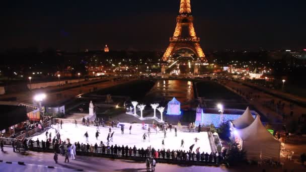 Pista de patinação perto da Torre Eiffel com iluminação, Paris, França . — Vídeo de Stock
