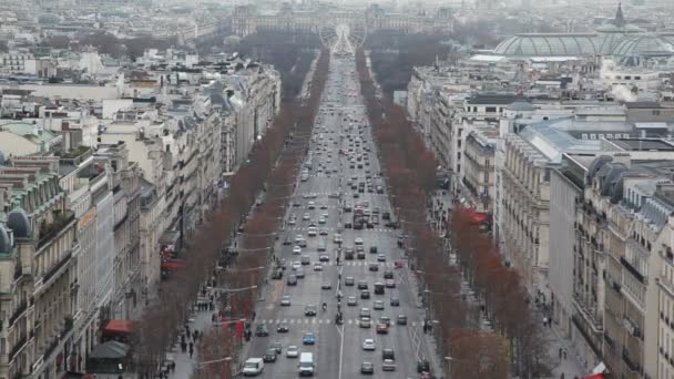 Champs elysees i duże koła w Paryżu, widok od Łuk Triumfalny — Wideo stockowe