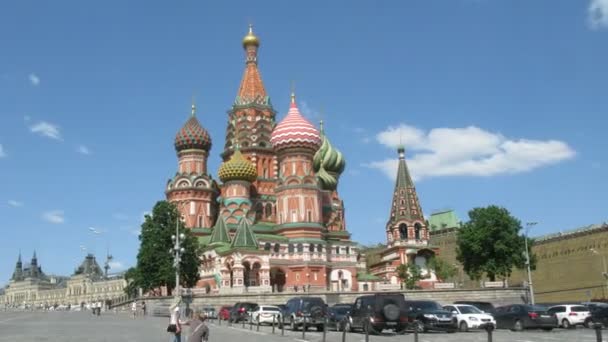 Vista panorámica del popular lugar turístico - Catedral de San Basilio, Plaza Roja y Torre Spasskaya en Moscú . — Vídeos de Stock