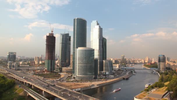 Moderne wolkenkrabber stad gelegen aan de rivier bank, Moskou — Stockvideo