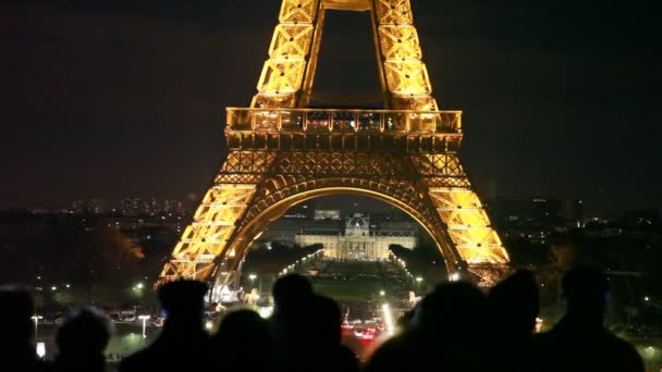 Torre Eiffel Noite com iluminação e holofotes, Paris, França . — Vídeo de Stock