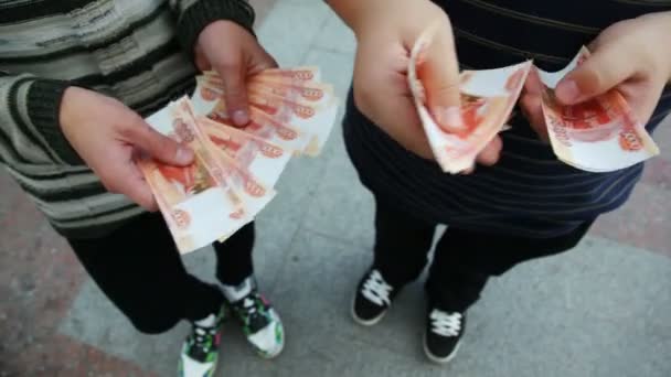 Руках двох людей вважають російський рубль передній частині камери — стокове відео