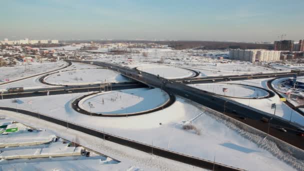 Beweging rond een kruispunt op winter snelweg — Stockvideo