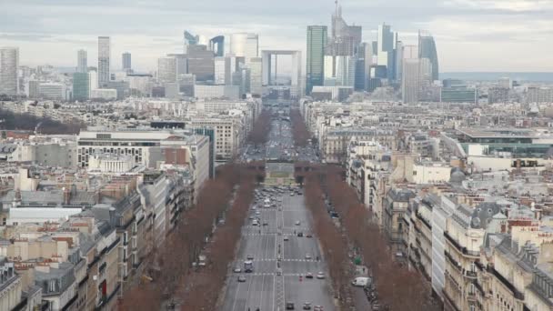 Die Champs-Élysées und das Riesenrad in Paris, Blick vom Triumphbogen — Stockvideo