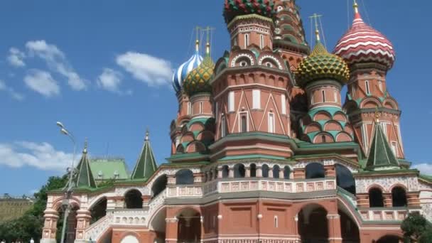 Spaziergang auf der Kathedrale der Fürbitte der Gottesmutter auf dem Burggraben in Moskau. — Stockvideo