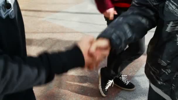 Handen van jonge mannen commit vriendelijke handdruk tweemaal — Stockvideo