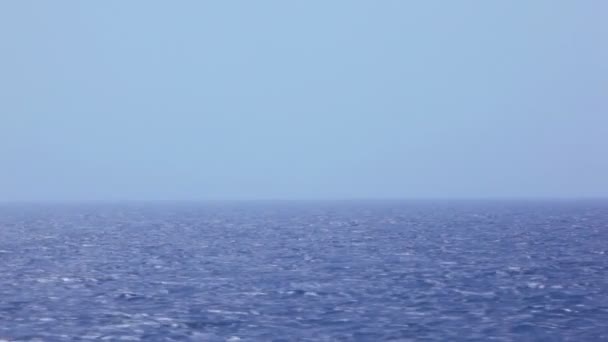 Ciel clair au-dessus de la mer bleue, vue du navire 