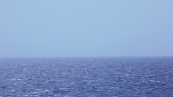 Klarer Himmel über blauem Meer, Blick vom Schiff — Stockvideo